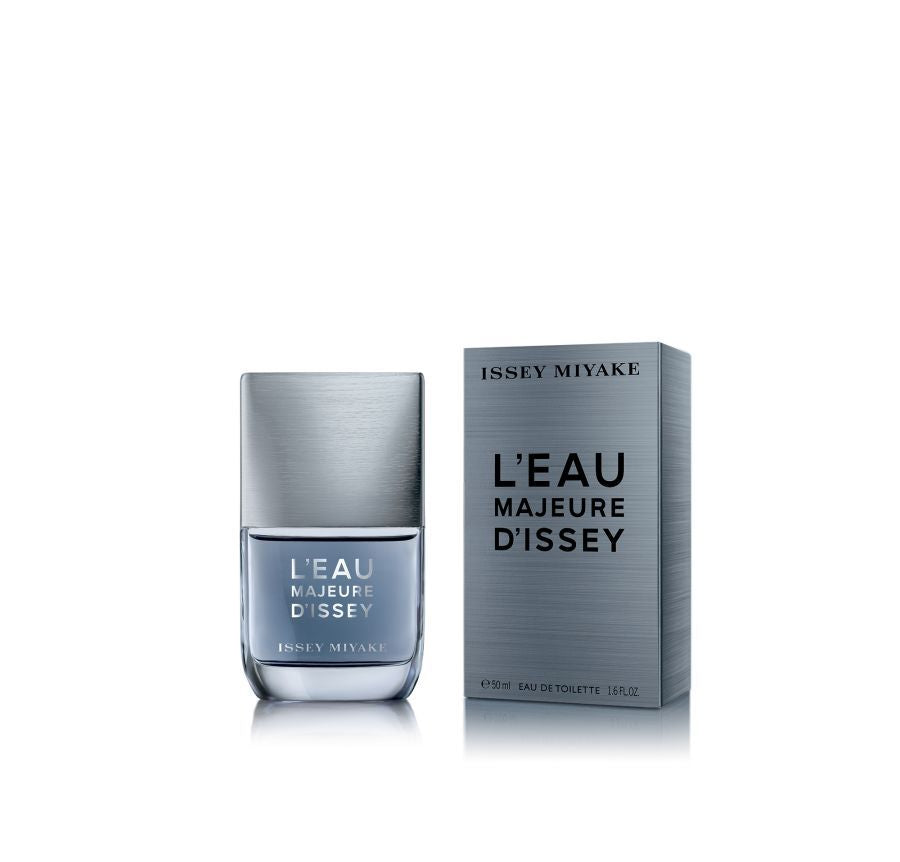 L’Eau Majeure d’Issey draws its power from this limitless energy, contained by a flawlessly mastered gesture.  Like sunlight caught on the crest of a wave, radiant bergamot and grapefruit add sparkle to bracing aromatic notes. An onshore wind blows sea-spray on an innovative wood note, suffused with salt and minerals
